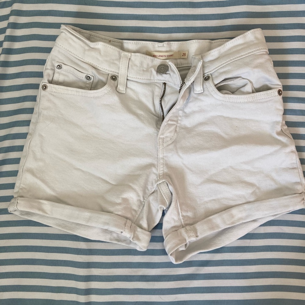white levi shorts
